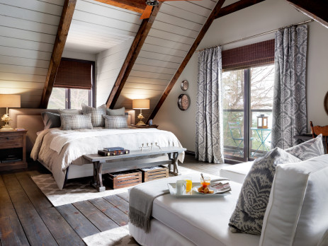 bedroom-attic-white-and-wood